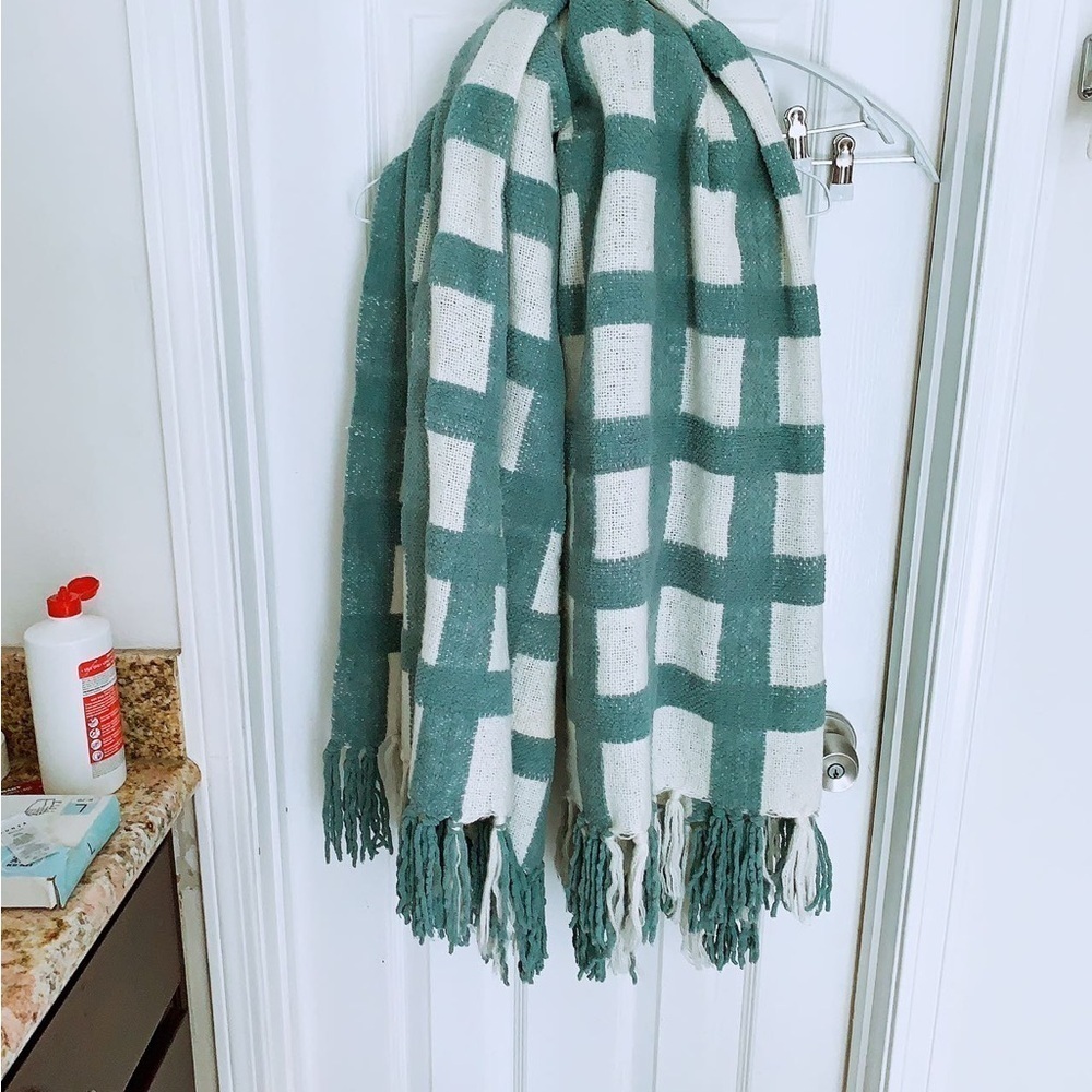 Isaac Mizrahi Live!  Reversible Ruana green plaid boho blanket scarf‎